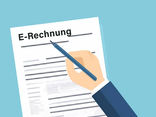 Eine Hand hält einen Stift über ein Dokument mit der Aufschrift 