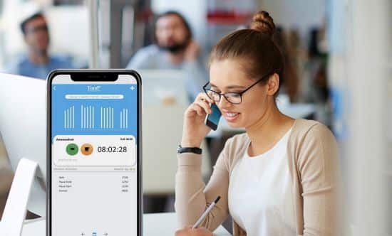 Das Bild zeigt die Benutzeroberfläche einer Zeiterfassungssoftware auf einem Laptop und einem Smartphone