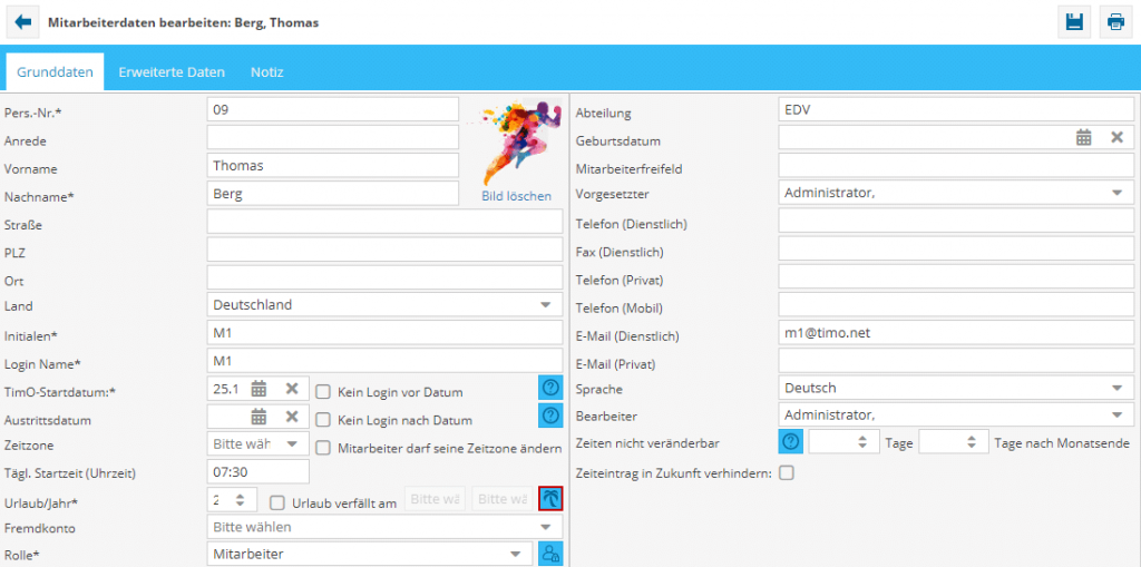 Das Bild zeigt die Bearbeitung der Mitarbeiterdetails in den Stammdaten der Software TimO. Die Schaltfläche "Urlaubsverwaltung" ist rot markiert.