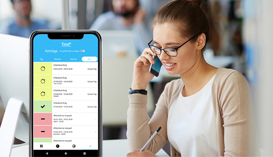 Eine Frau nutzt die Timo Urlaubsplaner-App auf dem Smartphone