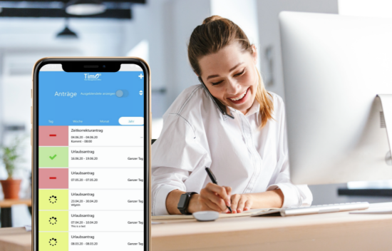 Zeiterfassungs-App auf dem Handy zeigt Anträge für Urlaubs- und Arbeitszeiten neben einer arbeitenden Frau.