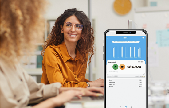 Frau arbeitet und nutzt Smartphone zur Zeiterfassung