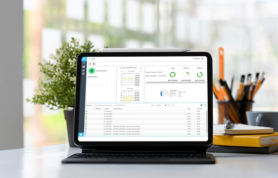 Moderne Zeiterfassungssoftware für den Kindergartenbetrieb, geöffnet auf einem Tablet im Büro