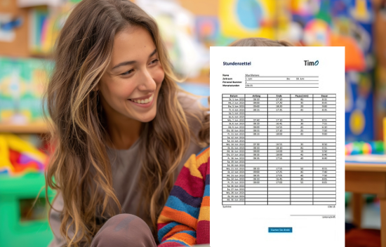 Erzieherin im Kindergarten neben einem Stundenzettel, erstellt mit einer Zeiterfassungssoftware.