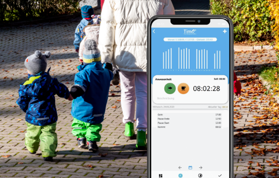 Erzieherin mit Zeiterfassung App im Kindergarten