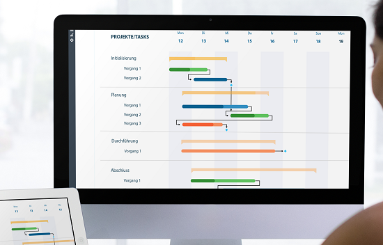 Gantt-Diagramm auf einem Bildschirm zeigt Projektphasen und Zeitplanung in einer Projektcontrolling Software