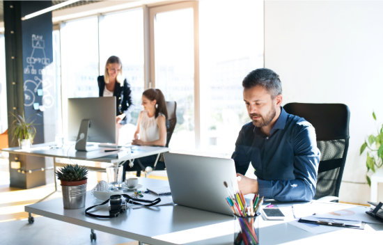 Zeiterfassungs-Dashboard einer Stempeluhr-Software mit Kalender, Diagrammen und Buchungshistorie