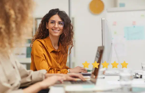 Glückliche TimO-Kundin mit eingeblendetem Fünf-Sterne-Bewertungssymbol.