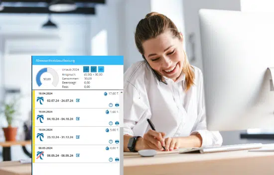 Eine lächelnde Frau im Büro nutzt eine Software für Zeiterfassung Online, die Abwesenheitsübersicht und Urlaubsplanung anzeigt.