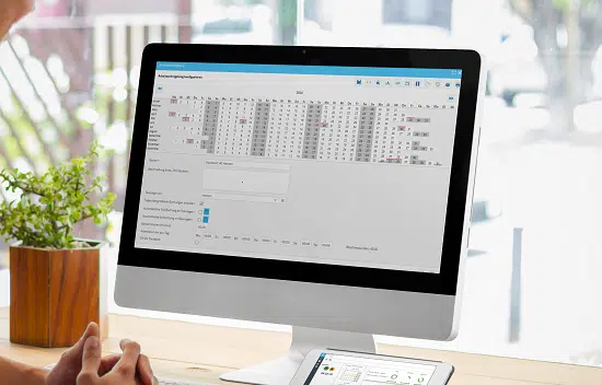Zeiterfassung online auf mehreren Geräten: Desktop, mobile App und Terminal für flexible Zeiterfassung.