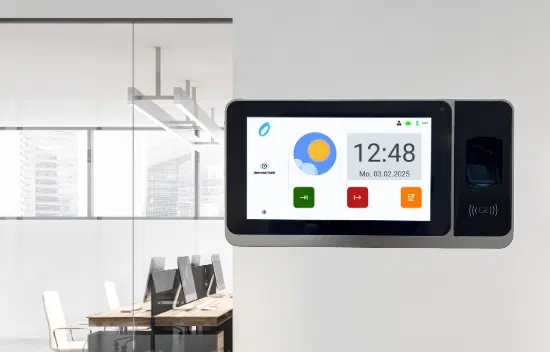 Ein modernes Zeiterfassungssystem mit Touchscreen und Fingerabdruckscanner an der Wand eines Büros.