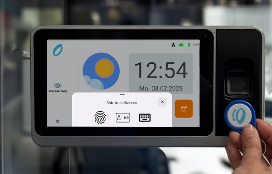 Stundenzettel zeigt die erfassten Arbeitszeiten und Zuschläge eines Bauarbeiters auf der Baustelle