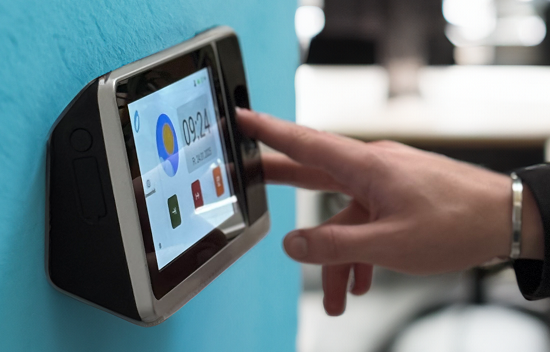 Ein digitales Terminal zur Zeiterfassung, das auch in der Landwirtschaft verwendet werden kann, wird per Touch-Eingabe bedient.