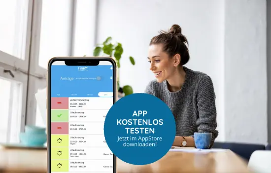 Eine Frau sitzt lächelnd mit einer Tasse Kaffee am Tisch, während ein Smartphone die Urlaubsplaner-App mit einem Hinweis zur kostenlosen Testversion zeigt.