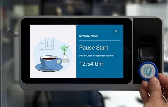 Zeiterfassungssystem mit Terminal, passend für den Einsatz im Kindergarten.