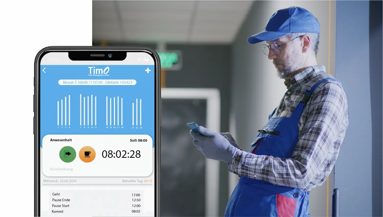 Zeiterfassung Hausmeister: Mann in blauer Latzhose überprüft Arbeitszeiten auf dem Handy.