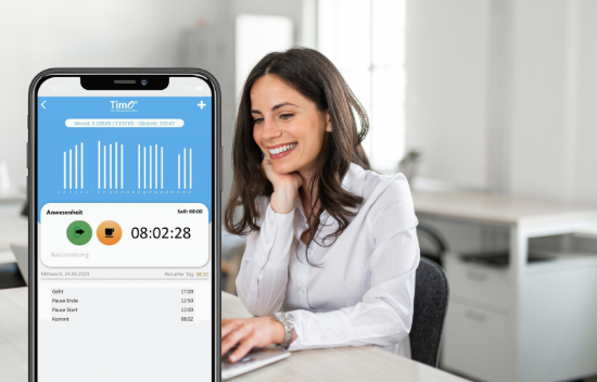 Frau am Schreibtisch nutzt Laptop, daneben Smartphone mit App zur Arbeitszeiterfassung im Außendienst.