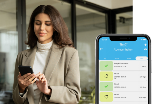 Die Projektzeiterfassung App zeigt auf einem Smartphone eine Abwesenheitsübersicht mit Urlaubs- und Ausgleichstagen, während eine Frau ihr Handy benutzt.