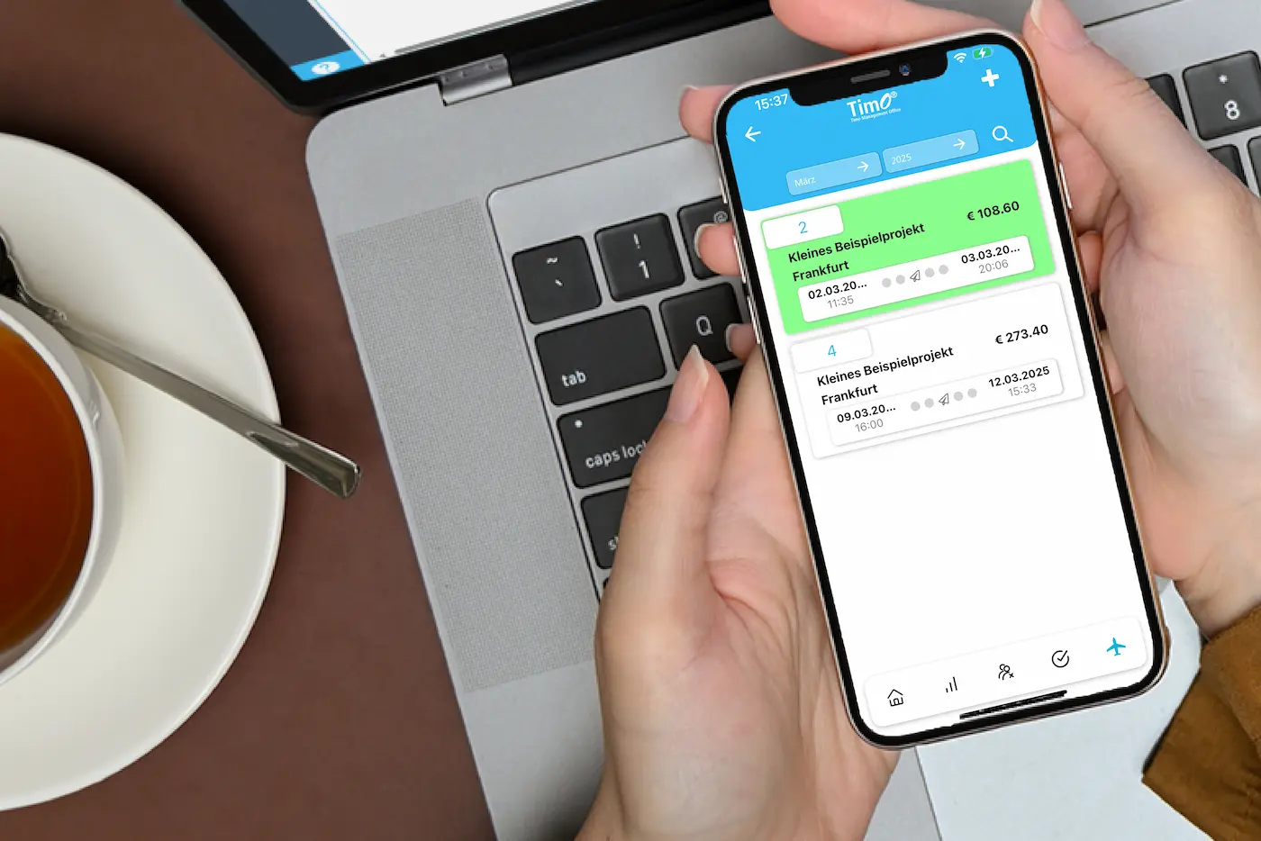 Die mobile Projektzeiterfassung App zeigt erfasste Projektzeiten und Kostenübersichten auf einem Smartphone-Bildschirm.