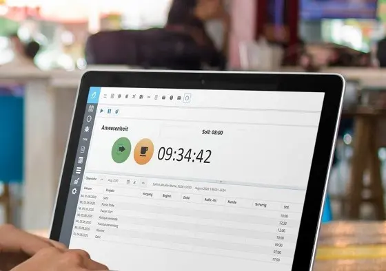 Zeiterfassung Pflege leicht gemacht: Pflegekraft erfasst ihre Arbeitszeiten bequem per App am Handy.