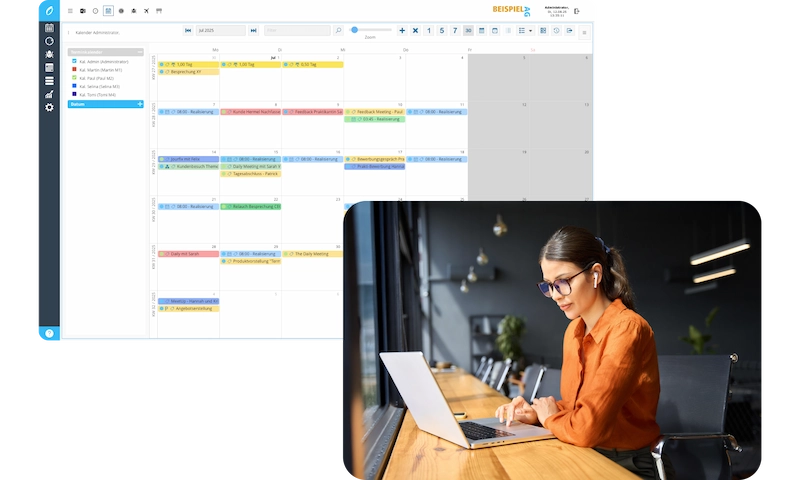 Person organisiert persönliche und Teamtermine in einem online Gruppenkalender