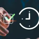 Hand tippt auf ein digitales Häkchen-Symbol neben Uhr- und Kalender-Icons als Visualisierung für einen mobile Zeiterfassung App Vergleich.