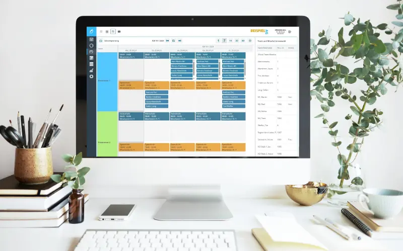 Arbeitsplatz mit Desktop-Computer, auf dem ein Kalender- und Ressourcenplan in einer Personaleinsatzplanung Software geöffnet ist.