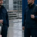 Mitarbeiter eines Teams erfassen ihre Arbeitszeit mobil per Smartphone auf einer Baustelle im Rahmen der Team Zeiterfassung.