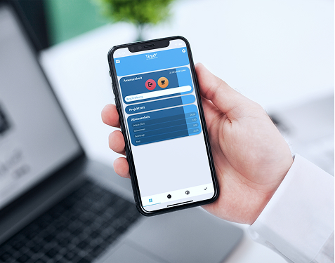 Eine Hand hält ein Smartphone mit geöffneter Zeiterfassungssoftware zur mobilen Arbeitszeiterfassung.